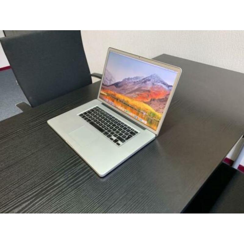 Macbook Pro 17" - i7 2.2 GHZ, 8 GB DDR, 750 GB SSD,