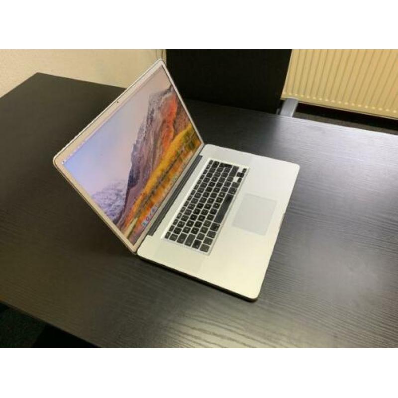 Macbook Pro 17" - i7 2.2 GHZ, 8 GB DDR, 750 GB SSD,