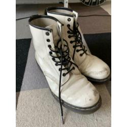 witte dr martens maat 42