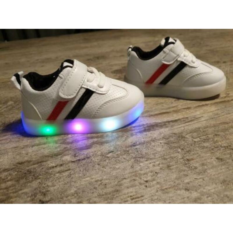 Peuter Schoenen / Sneakers met knipperend LED licht. Maat 22