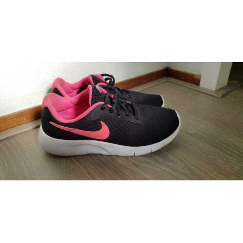 Zwart met roze Nike sneakers meisje maat 35