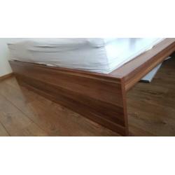 2 persoons bed incl matras (160x200) in de kleur bruin