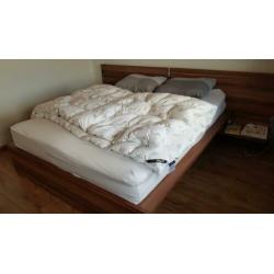 2 persoons bed incl matras (160x200) in de kleur bruin