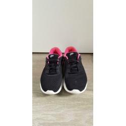 Zwart met roze Nike sneakers meisje maat 35