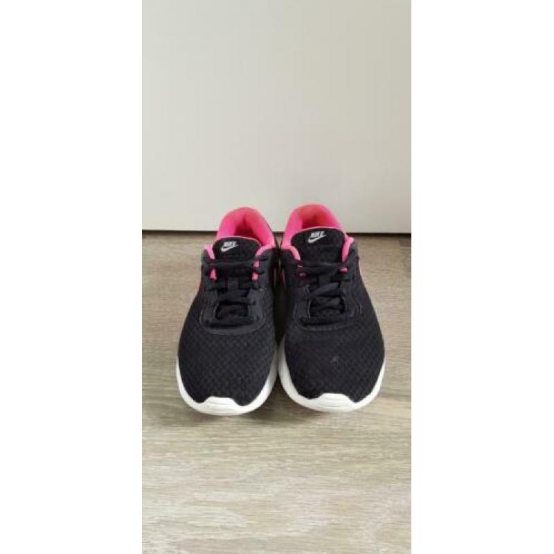 Zwart met roze Nike sneakers meisje maat 35