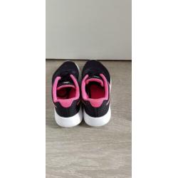 Zwart met roze Nike sneakers meisje maat 35