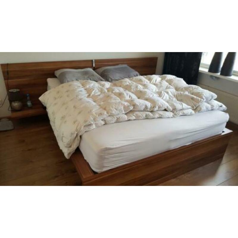 2 persoons bed incl matras (160x200) in de kleur bruin