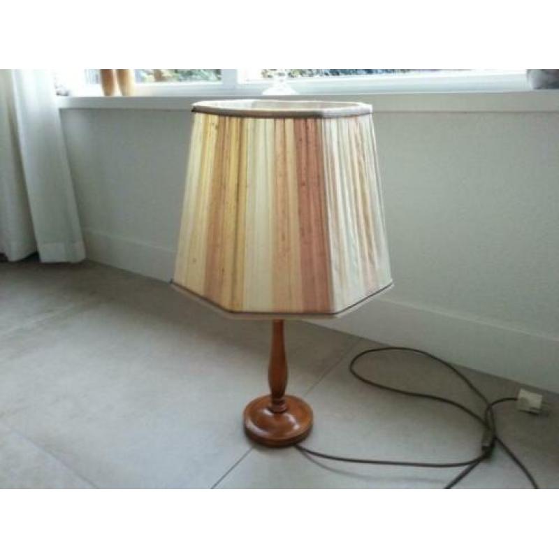 Tafellamp (schemerlamp) met antieke houten voet