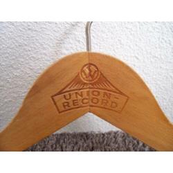 Union Record houten kledinghanger met onderhanger