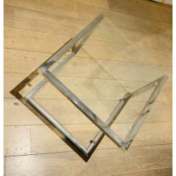 Twee bijzettafels, aluminium frame met glasplaat