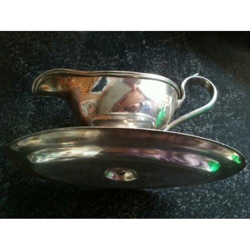 Mooie antieke silverplate sauskom uit Engeland 27 cm. 1890.