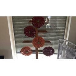 Houten boom met ijzeren decoratiebloemen