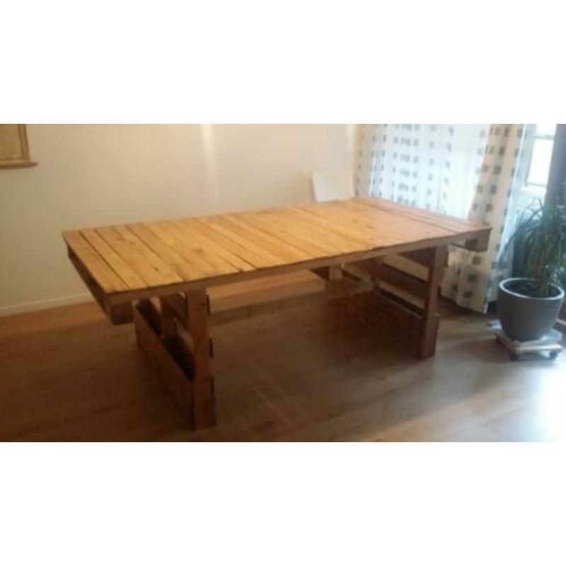 Grote eettafel van pallethout