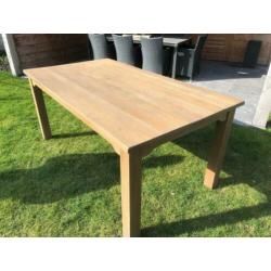 tafel met of zonder stoelen