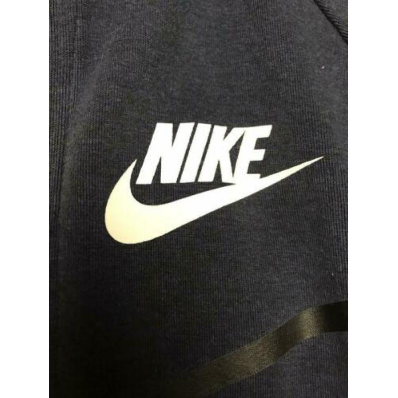 Nike tech fleece maat 176