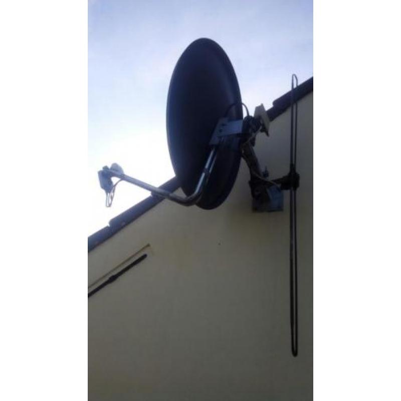 Complete schotel met radio antenne.