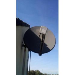 Complete schotel met radio antenne.