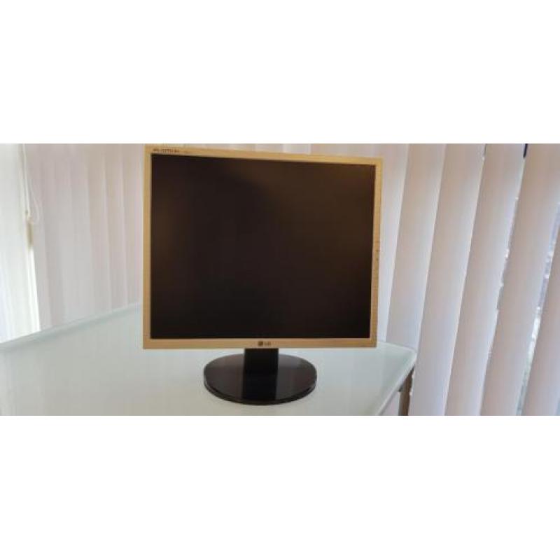 LG Flattron L1953TR Monitor 19inch