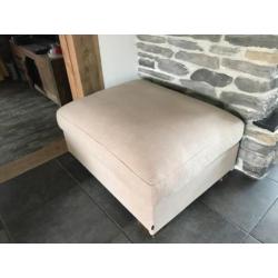 Hocker of Poef zandkleurbeige (als nieuw, goede kwaliteit)