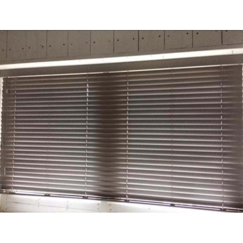 Licht grijze Luxaflex raambekleding 5 cm