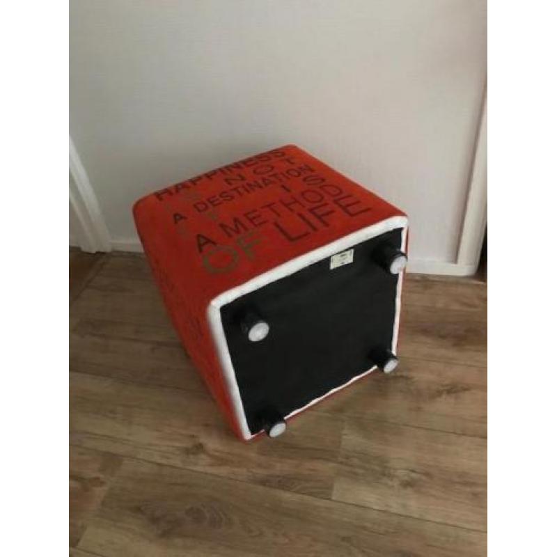 Leuke oranje kleurige poef met tekst opdruk! 40x40x40