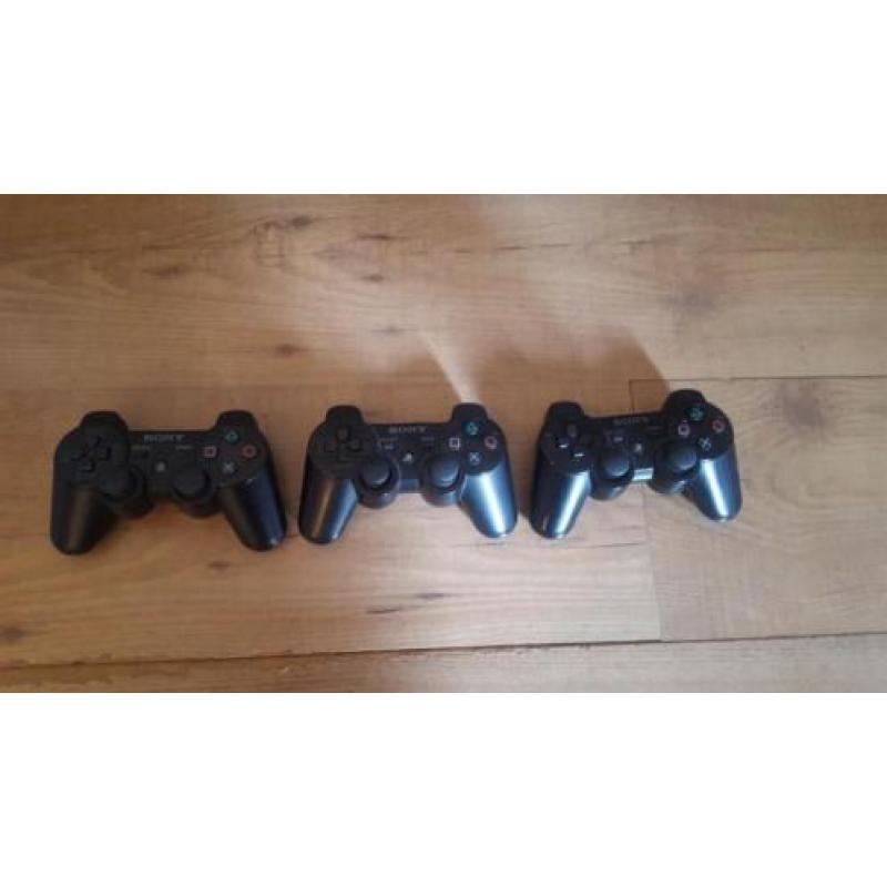 Playstation 3 met 3 controllers, 8 games en headset oortje