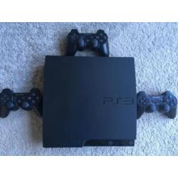 Playstation 3+3 controllers+10 spellen+kabels+oplaadkabel