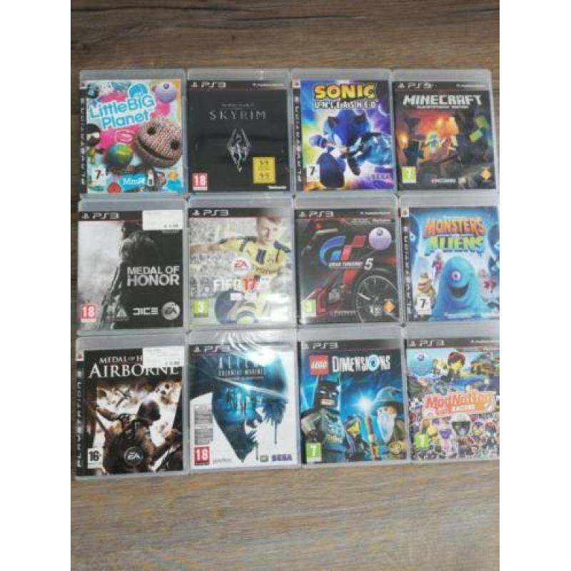 Ps3 te koop, incl. 3 controllers, 28 spellen en move