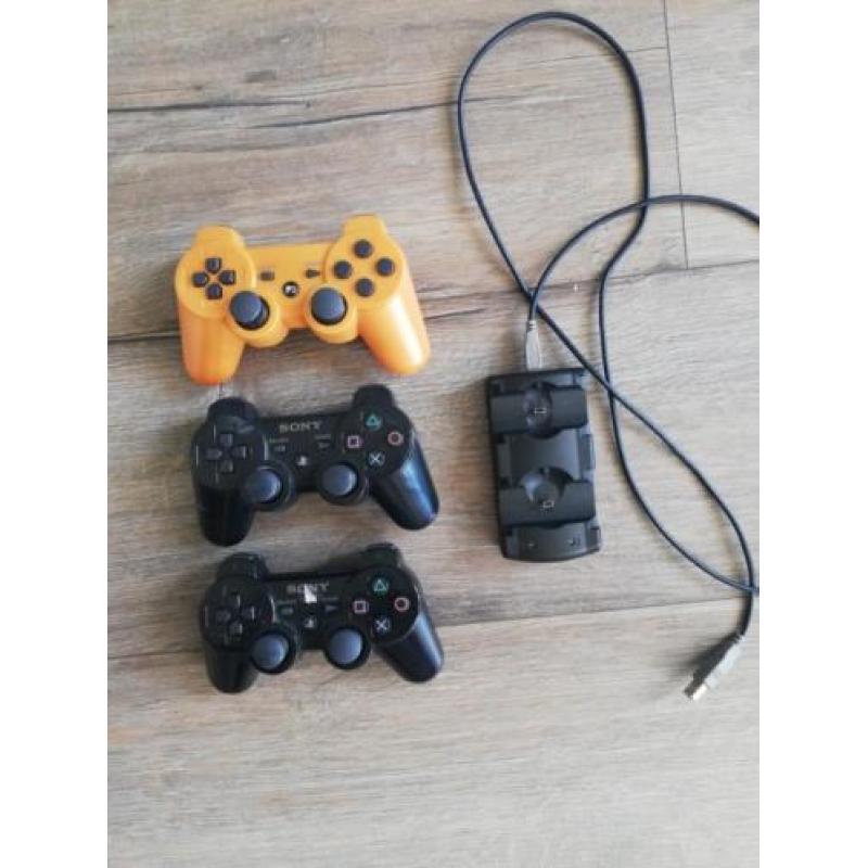 Ps3 te koop, incl. 3 controllers, 28 spellen en move